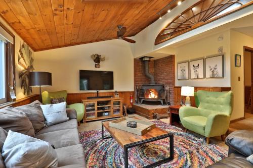 Killington House | Killington Mountain Retreat -Great Group Ski House! Close to Resort - Hot Tub - Ski Rental Deals