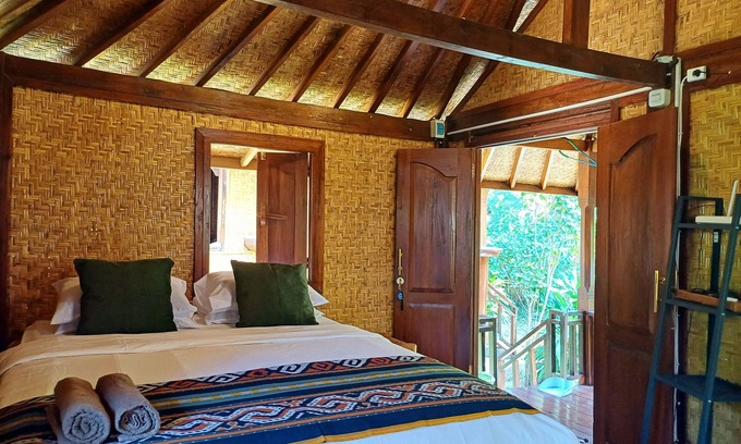 Senggigi House | Kimbaran Bungalow in Tropical Valley Near Beach & Nature Reserve with WiFi