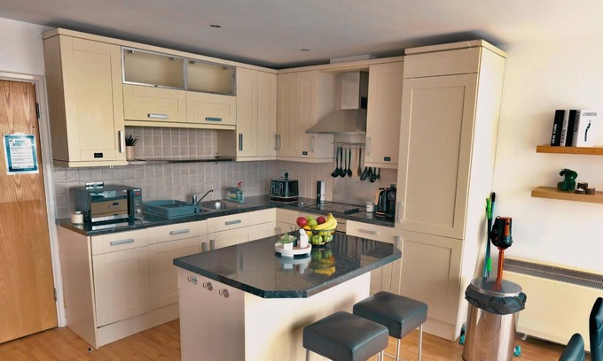 Old Trafford Apartment | king bed apartment with parking