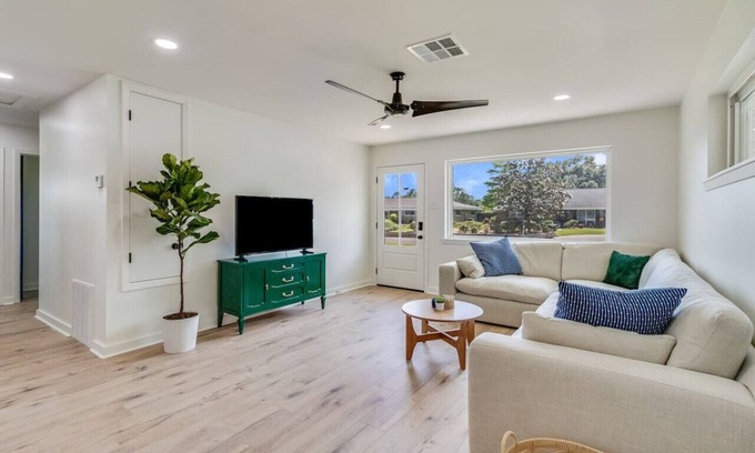Lafayette House | KING Bed/Central Location/Fast wi-fi/5star listing
