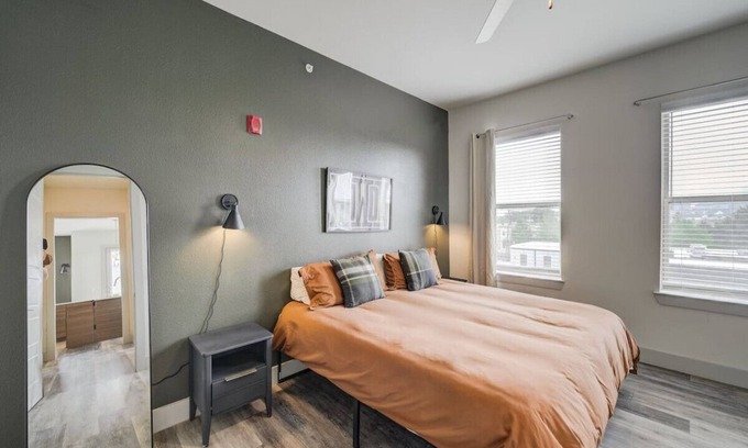 Fort Worth Apartment | King Bed, Corp Stays, West 7th Cowboy's Retreat