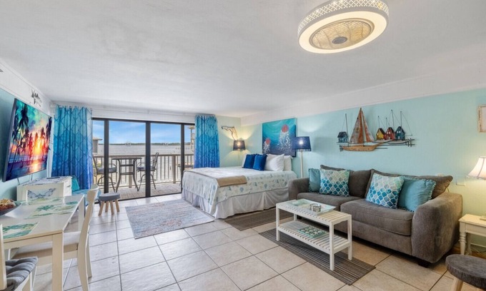 Cedar Key Condo | King Bed 🐬 Dolphin watching 🐬 Walkable to Downtown