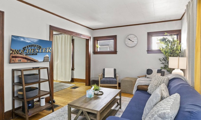 Rochester House | King Bed Full Kitchen Self Check-In Parking UofR