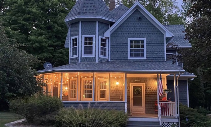 Sister Bay House | King bed, fully stocked kitchen, 2.5 acres of secluded beauty