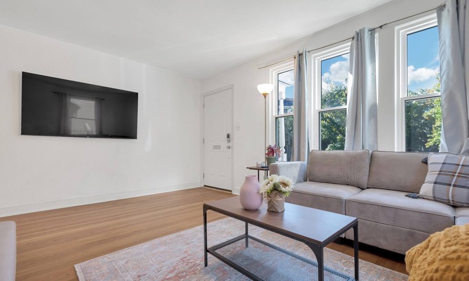 Arlington House | King Bed Game Room Free Parking Perfect Location
