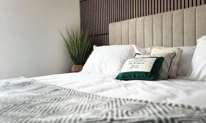 Sherwood Park House | King Bed | Jacuzzi | Fast Wi-Fi