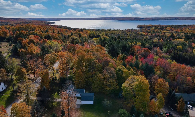 Boyne City House | KING bed master, near Lake Charlevoix! Updated, Sleeps 9. HIGH SPEED Inet