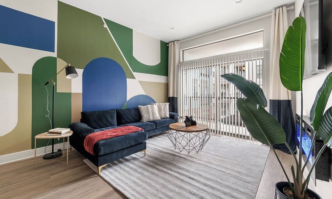 Deep Ellum Apartment | KING Bed Oasis! Deep Ellum/Gated Parking/Luxe/Close to Major Cities