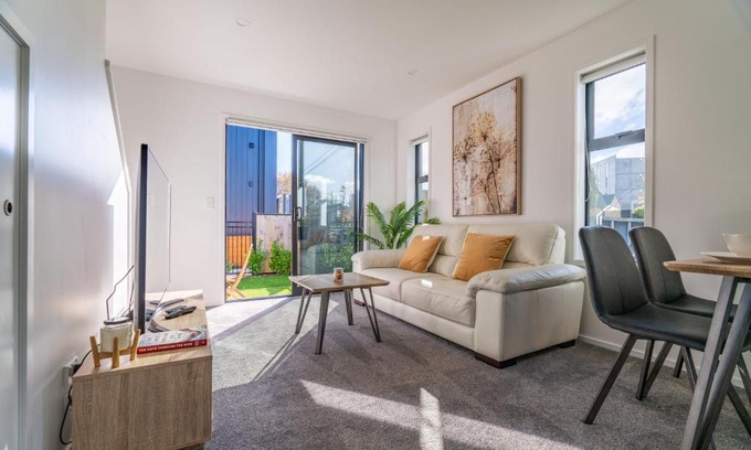 Christchurch City Centre Apartment | King bed on Hagley Park corner in the CBD
