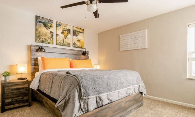 Country Club Plaza Area Apartment | King Bed Penthouse One Blk to KC Plaza Pool/Gym