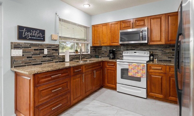 Port Charlotte House | King Bed Pet Friendly Quiet&Comfortable