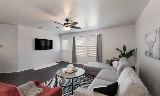 Selma House | King Bed, Private Office, Free Parking