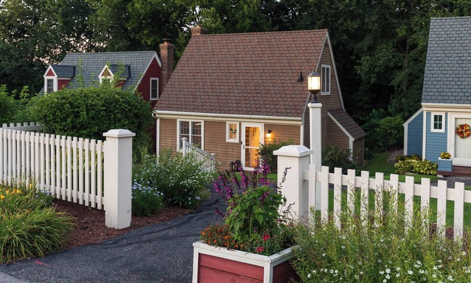 The Galena Territory House | King Bed 'Romantic Tiny Home Escape' Cozy up!