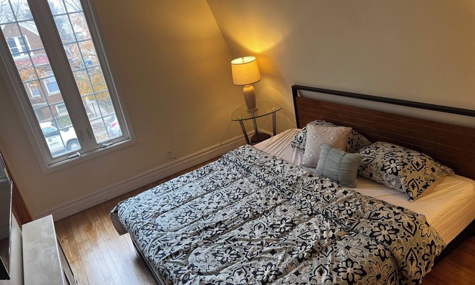 Irving Park Apartment | King Bed! Sleeps 8, WiFi, AC in vibrant Chicago one car garage parking