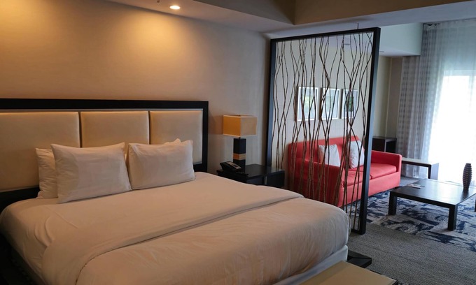 Doral Condo | King Bed Studio ADA - Pool, Dining, Parking, Spa