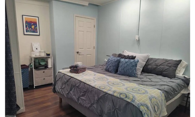 Eiber House | King Bed Studio near Downtown/Red Rocks West Colfax