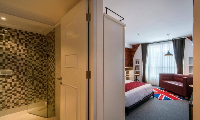 Kartika Plaza Hotel | King Bed Thematic Room in Kuta Area