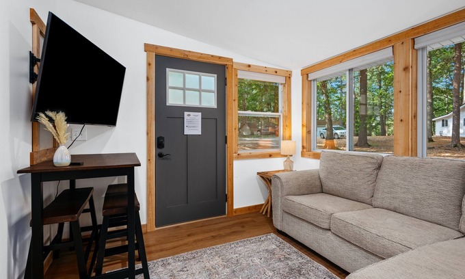 Mayfield Cottage | King Beds | Arbutus Lake | Hot Tub | Bonfires!