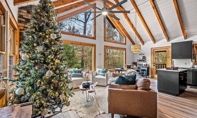 Gatlinburg - Pigeon Forge Cabin | King Beds, Dog Friendly, Private Hot Tub, Bunks