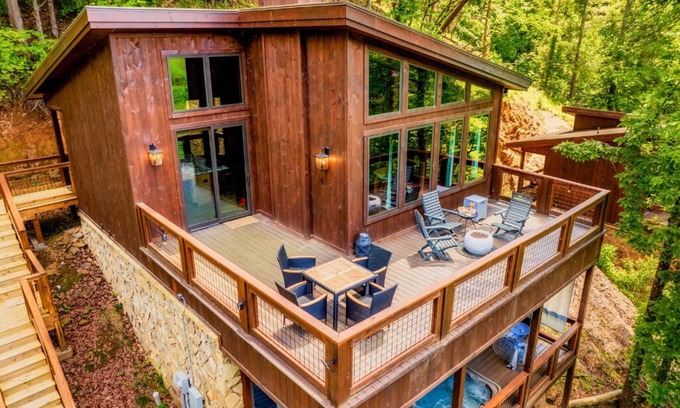 Sevierville Cabin | King beds, quiet neighborhood. Hot tub, games & fire pit! 5 mi to Dollywd.
