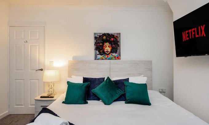 Margam Apartment | King Beds - Smart TVs - Parking - Near City