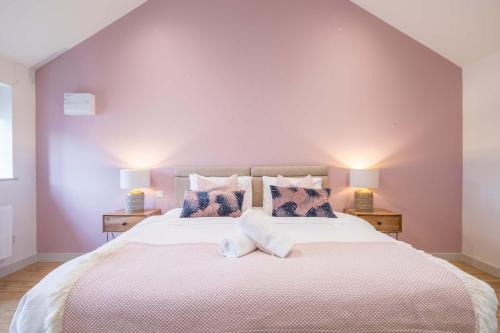 Cambridge Hotel | King Deluxe Ensuite with Shower-Bath and Courtyard View - Fawcett