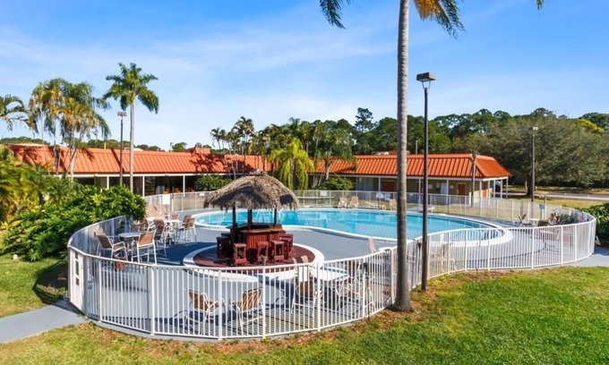 Vero Beach Hotel | King Deluxe | Family Friendly w/ Free Coffee and Tea | Vero Beach Inn and Suite