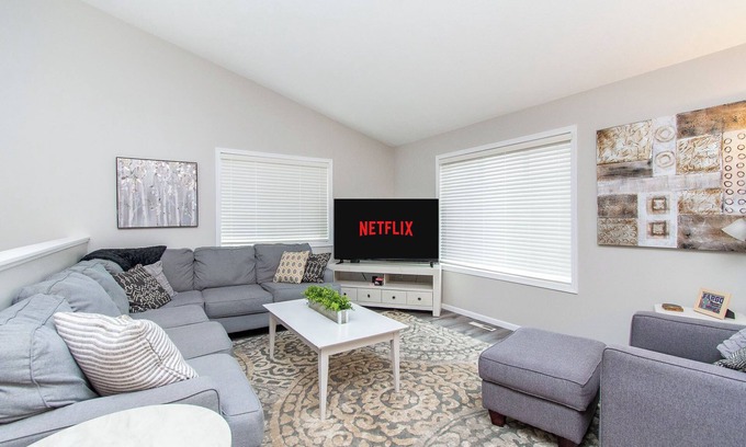 West Fargo House | King I Patio I Garage I Self-Checkin I Smart TVs