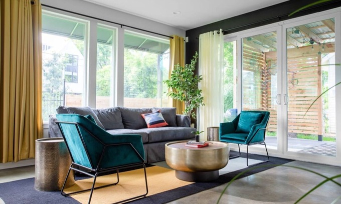 East Cesar Chavez House | King Kasa 6BR Retreat—6 walk min to Rainey St