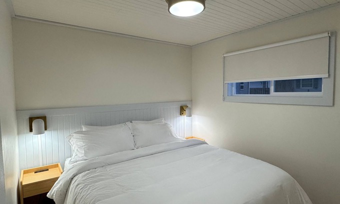 Geneva House | King Motel Room With Balcony - NKB