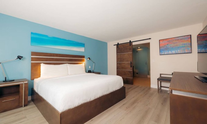 Harbor Hotel | King Patio Room, The Cove Hotel, Close to Busy Port of Long Beach