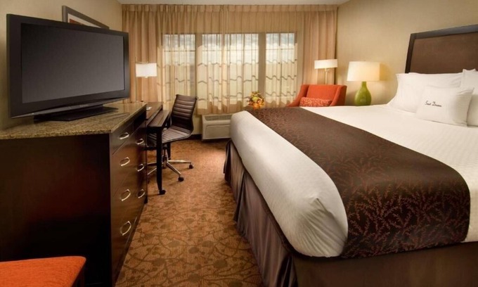 Dulles Town Center Apartment | King Room Near Dulles Gymnastics WDC