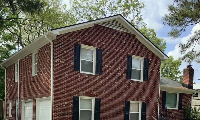 Terry Sanford House | King-size, 4 BD, Full Kitchen with Fire Pit in backyard