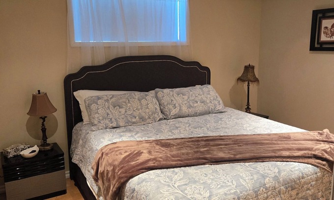 Chelmsford Bed & Breakfast | King size bed with continental breakfast.