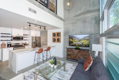 East Village Apartment | King Size Luxury Loft Petco-Park-Downtown SD