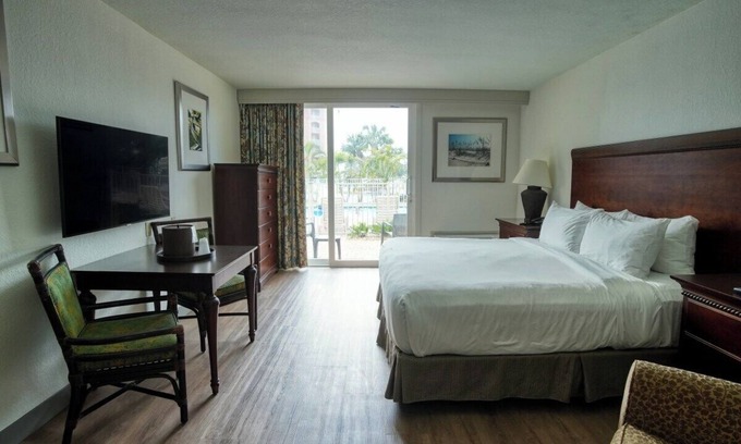 Treasure Island Hotel | King Standard Room Pool Side