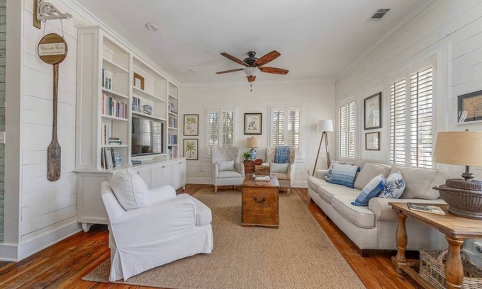 Historic District House | King Street Cottage - Beaufort Historic District