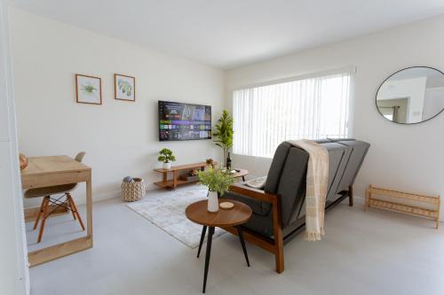 South Oceanside Apartment | King Suite - 2min Walk to Beach Close to Downtown!