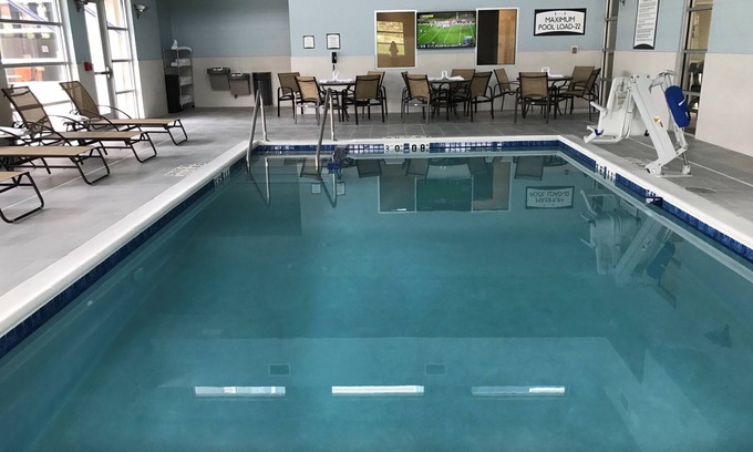 Madison Condo | King Suite. Free Breakfast. Pool with a Slide. Close to Olbrich Botanical Gardens!