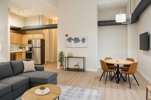 Downtown Cleveland Apartment | King Suite Playhouse SQ DT, RockHall, CSU, Clinic