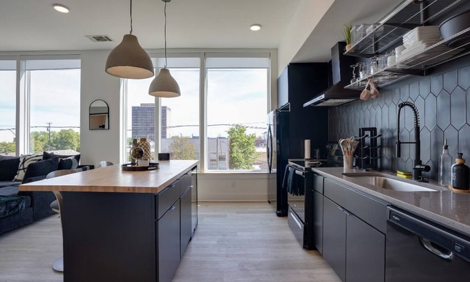 Oak Cliff Apartment | King Suite resort pool ,Gym ,Coffee Bar
