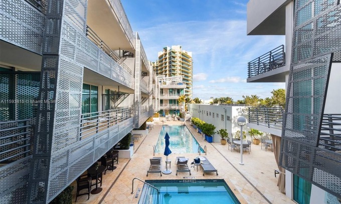South Beach Apartment | King Suite w/Balcony Pool & Jacuzzi on Ocean Drive South Beach