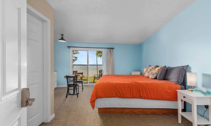 Lake City Apartment | King suite with Lake View