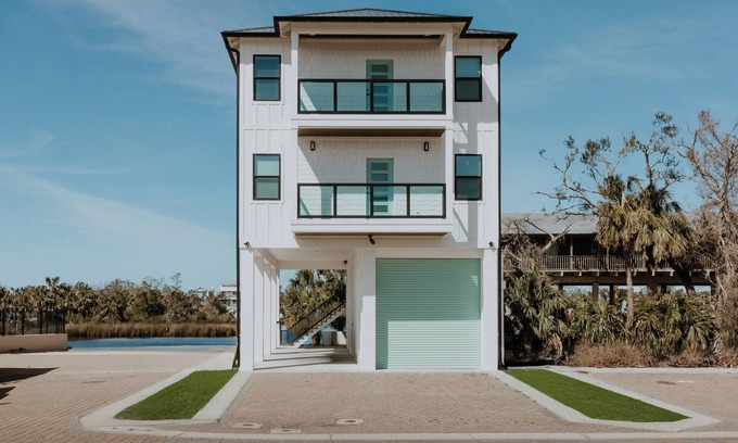 Steinhatchee House | Kingfisher Cove- upper unit sleeps 7 private boat slip & pool