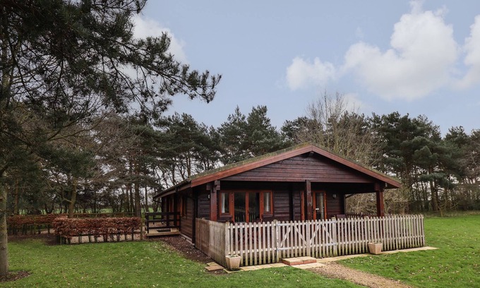 Lincoln Cottage | KINGFISHER LODGE, pet friendly, with a garden in Bardney