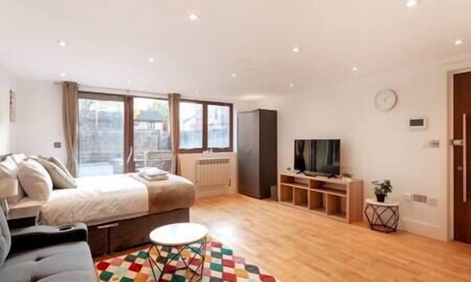 Norbiton Apartment | Kingston - Entire Studio Flat with Patio - Walk to Station