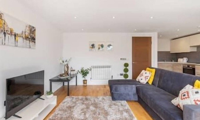 Norbiton Apartment | Kingston - Entire 2BR Flat with Terrace - Walk to Station