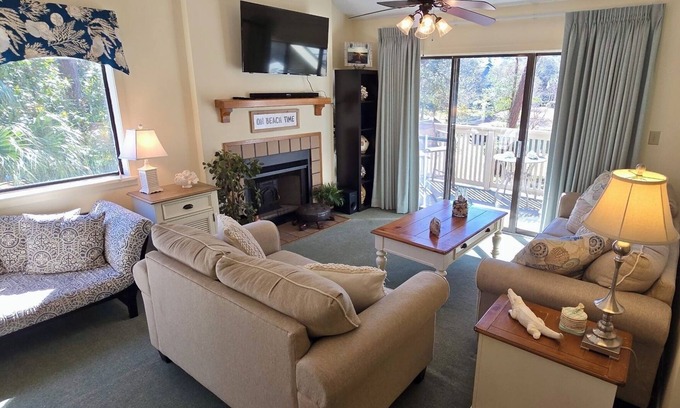 Arcadian Shores Villa | Kingston WHP 21D 2nd floor Villa w/pool/beach
