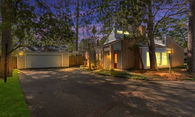 Kingwood House | Kingwood Escape – 6BR w/Heated Pool, Near IAH