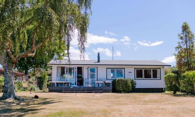 Kinloch House | Kinloch Lake Front View bach